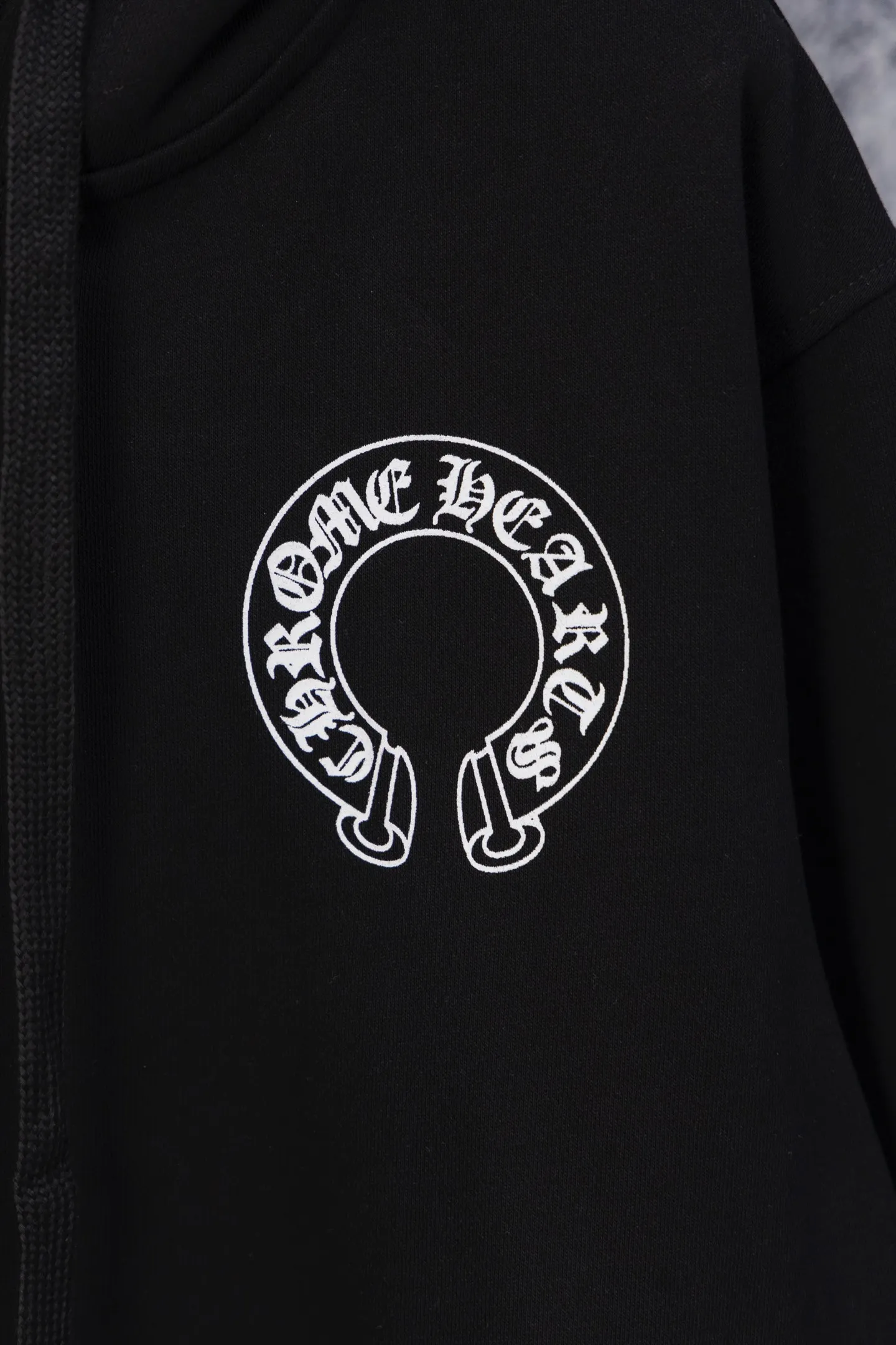 P250 ChromeHearts CH ChromeHearts 25 early autumn flower arm horseshoe zipper cardigan hooded sweatshirt Sanskrit letter rattan flower cross horseshoe hooded sweatshirt The fabric is made of 440g pure cotton terry with matching threads, imported printing, original customization, hardware, soft and skin-friendly. The workmanship is meticulous and the thickness is moderate. The webbing on the back collar extends to the shoulder for reinforcement. The connection between the wellhead and the shoulder is reinforced. The whole body is made with thousands of needle embroidery techniques. It is more compliant and stylish with clothes. It is a hot item of the season. The original customized accessories are complete with three standards. It will look handsome with any combination. The os drop shoulder version and loose version. Color: Black White Size: S M L XL